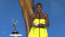 En esta imagen de video emitida por la Academia de la Televisión, Michaela Coel recibe el premio Emmy al mejor guion de una serie limitada, por "I May Destroy You", el domingo 19 de septiembre de 2021 en Los Angeles. (Television Academy via AP)