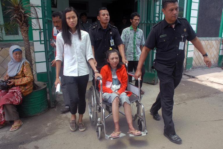 Indonesian maid Erwiana Sulistyaningsih leaves the hospital in Sragen district in central Java island on February 5, 2014