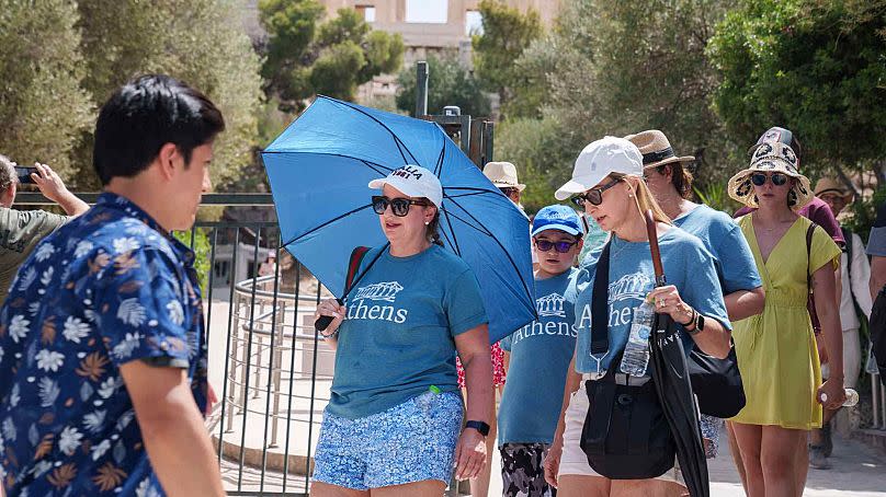 Touristen verlassen am Mittwoch, 12. Juni 2024, die Akropolis im Zentrum Athens.