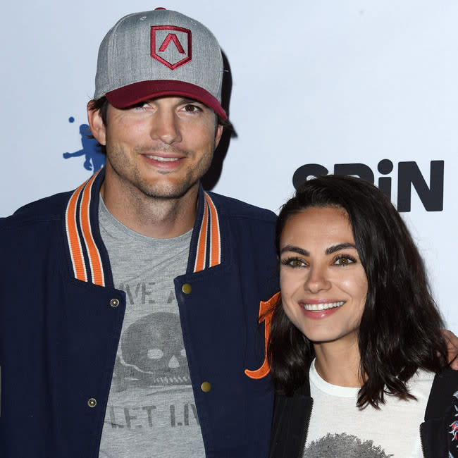 Ashton Kutcher y Mila Kunis credit:Bang Showbiz