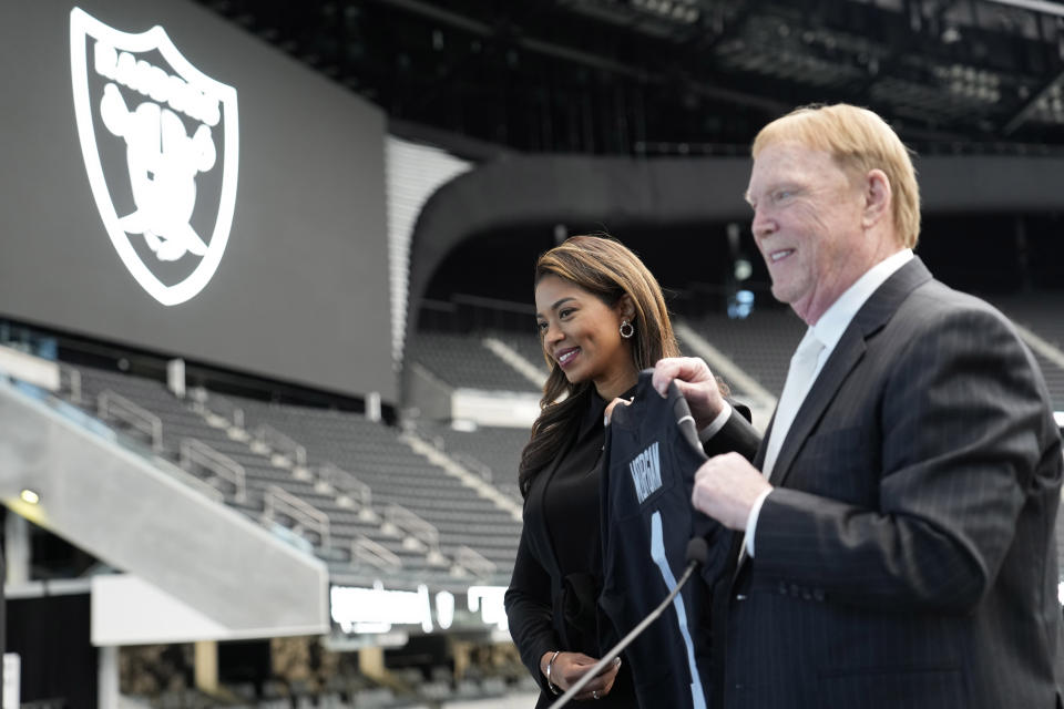 Sandra Douglass Morgan, a la izquierda, posa con el propietario de los Raiders de Las Vegas, Mark Davis, durante una conferencia de prensa en la que anunció a Morgan como la nueva presidenta del equipo de la NFL. (Foto: AP/John Locher)