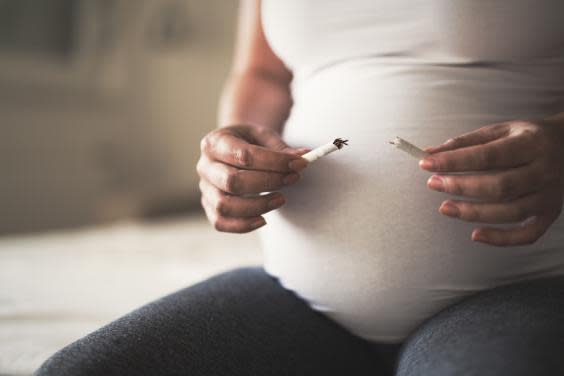 Pregnant woman quits smoking (iStock)