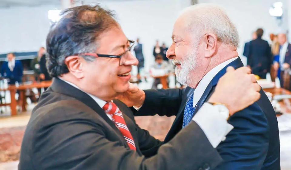 El presidente de Colombia, Gustavo Petro (izquierda), saluda a su colega de Brasil, Luiz Inácio Lula da Silva (derecha). Foto: cortesía Prensa Presidencial de Brasil.