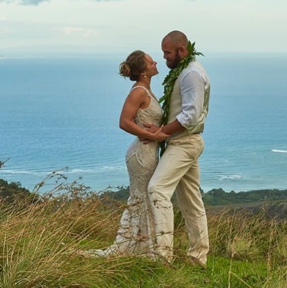 <p>MMA fighter Ronda Rousey married her fellow UFC athlete Travis Brown in his native Hawaii. The couple appropriately tied the knot during last weekend's infamous McGregor vs Mayweather boxing match with Rousey wearing an ivory 'Harper' dress by designer Galia Lahav.</p>