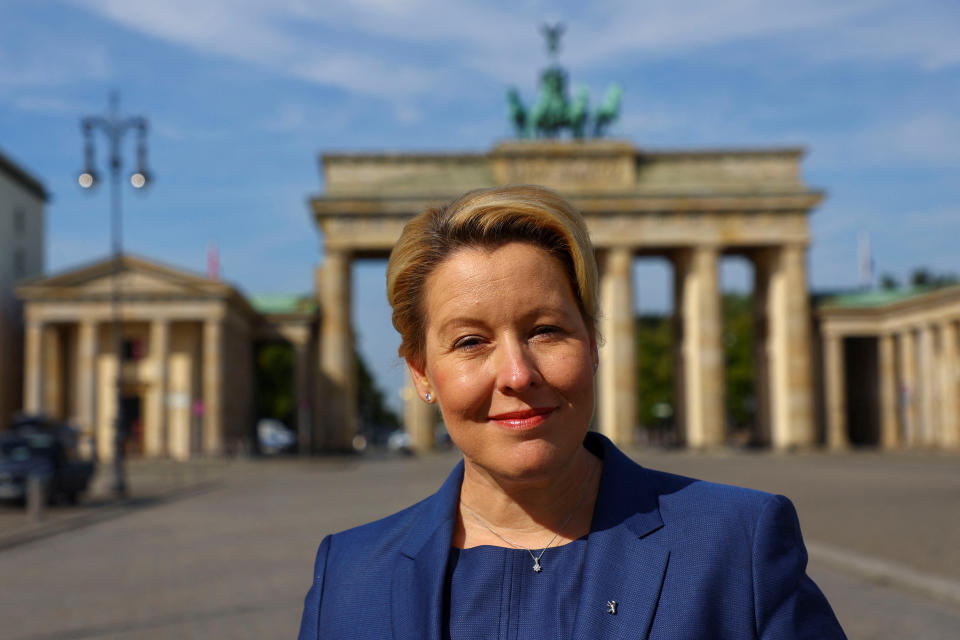  Wochenende gab die Bürgermeisterin Berlin Franziska Giffey den Startschuss zum Berlin-Marathon. Ein Foto von ihr mit Waffe wurde online schnell zur Meme-Vorlage