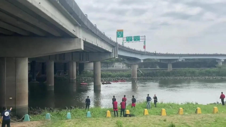 <strong>事故地點位在國一高架北上19公里堤頂出口匝道。（圖／中天新聞）</strong>