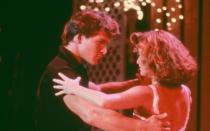 Johnny! Mit seiner Rolle im Kultfilm "Dirty Dancing" (1987) wurde Patrick Swayze zum Mädchenschwarm Nummer eins in Hollywood. Welches Teenie-Girl hätte Frances (Jennifer Grey) damals nicht gerne zur Seite geschubst, um an ihrer Stelle mit dem schönen Johnny zu tanzen? (Bild: Getty Images/Hulton Archive)