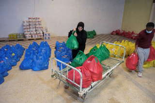 Des membres d’une organisation caritative préparent des sacs de nourriture pour les familles démunies, à Benghazi, en Libye, le 16 avril 2022.. PHOTO ESAM OMRAN AL-FETORI/REUTERS