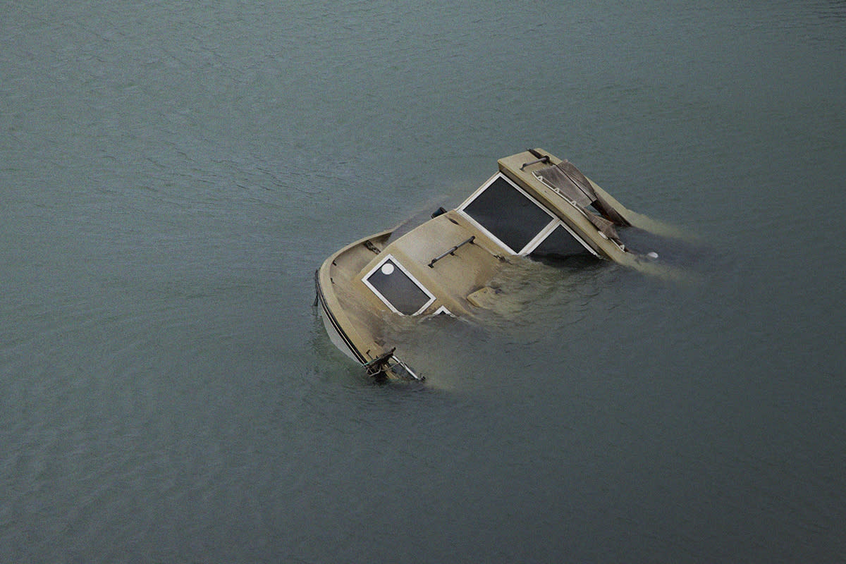 https://www.gettyimages.com/detail/photo/boat-going-down-royalty-free-image/504452484?phrase=sinking+small+boat+storm