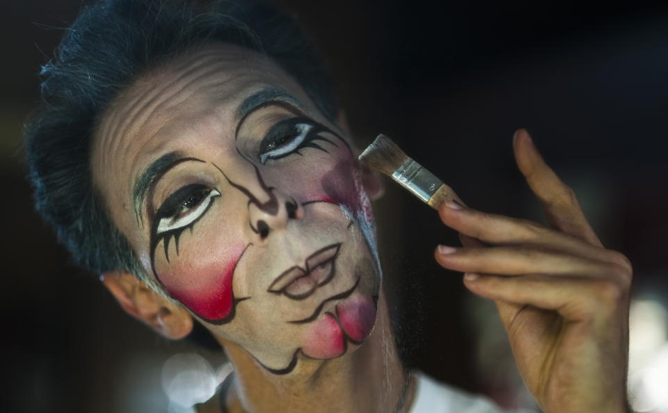 Darío T. Pie, durante su proceso de caracterización de 'la Roña', basado en la personalidad de la diva María Félix (Foto: OMAR TORRES/AFP vía Getty Images).