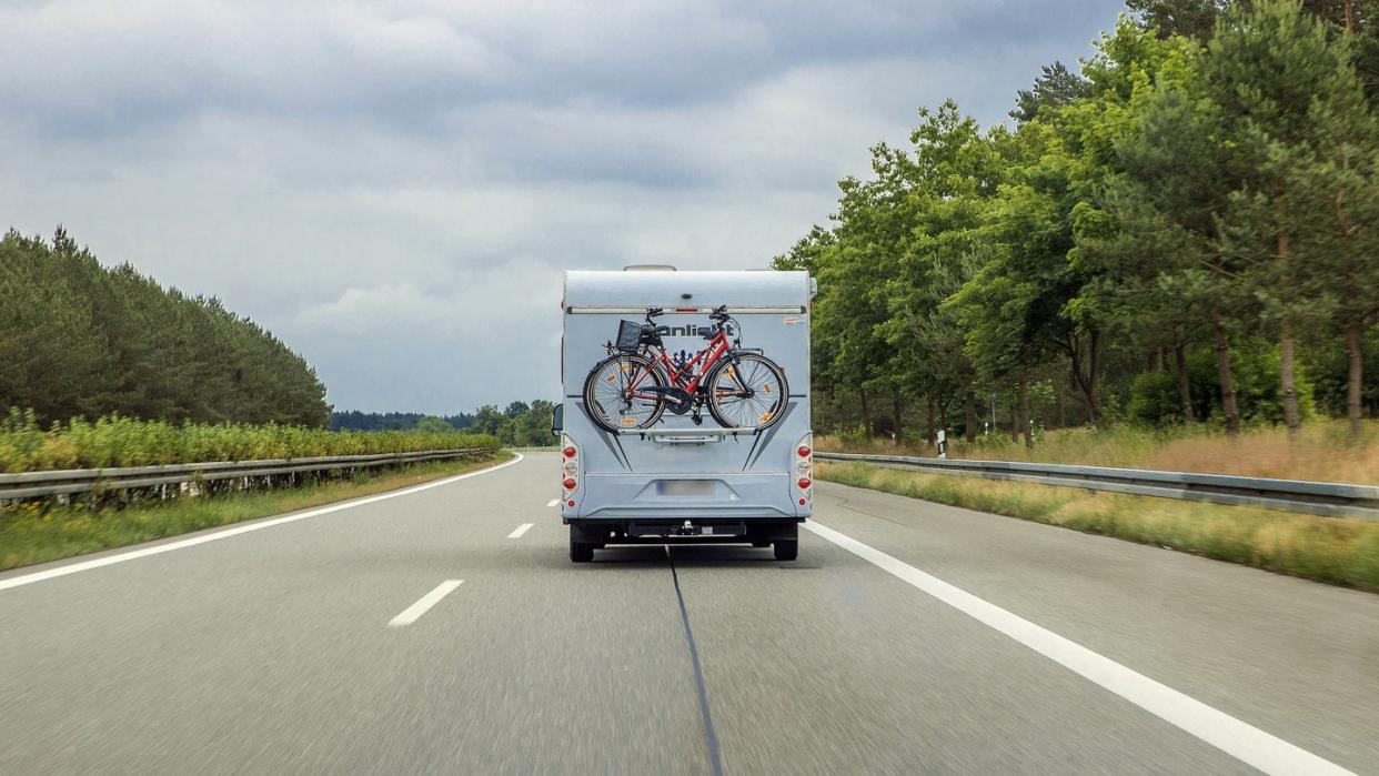 Ein Wohnmobil mit Fahrrädern am Heck auf der Autobahn A24. Als erstes der Bundesländer startet Mecklenburg-Vorpommern in die großen Ferien.