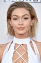 The blonde bombshell surprised us all with her new short ‘do at the 2015 American Music Awards in Los Angeles. Her silvery lids, glowing skin and shimmery nude lips perfectly complimented her sultry white outfit.