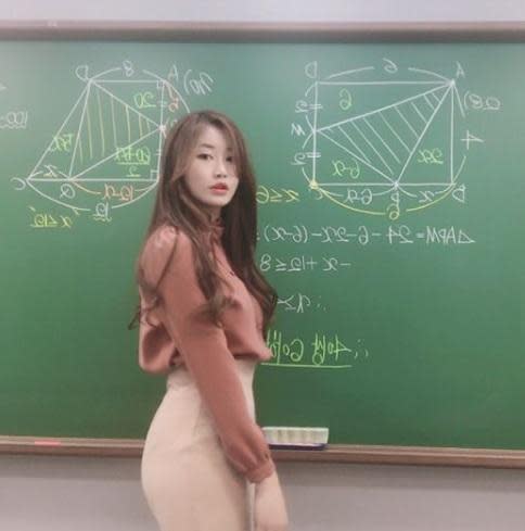 韓國正妹數學教師，經常在社群曬出教學的照片。（翻攝自im_ssong1201 IG）