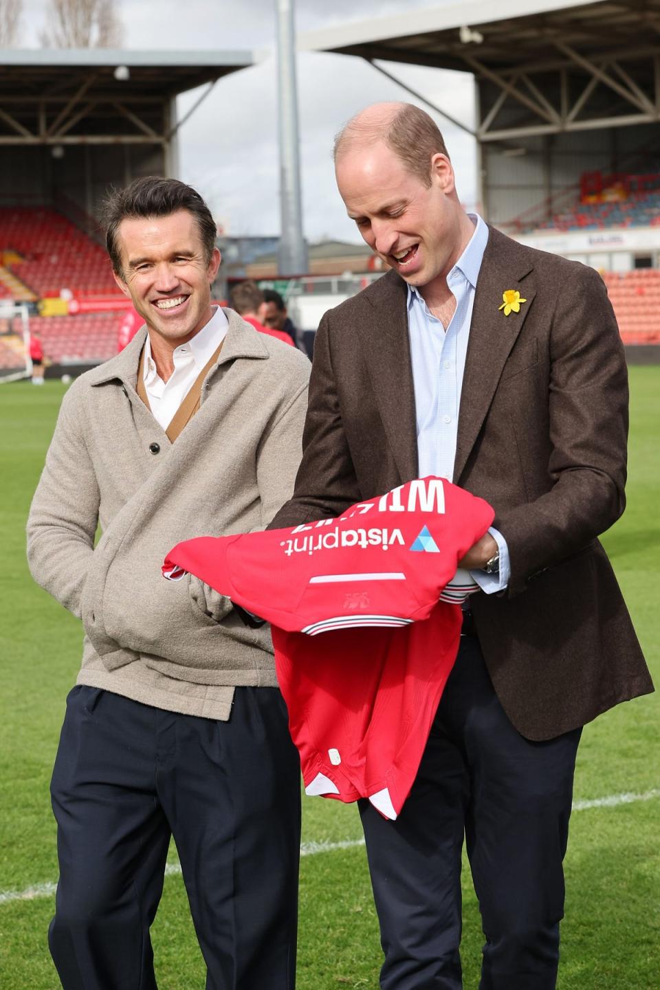 Chairman of Wrexham AFC Rob McElhenney and Prince William with a personalised shirt (Getty Images)