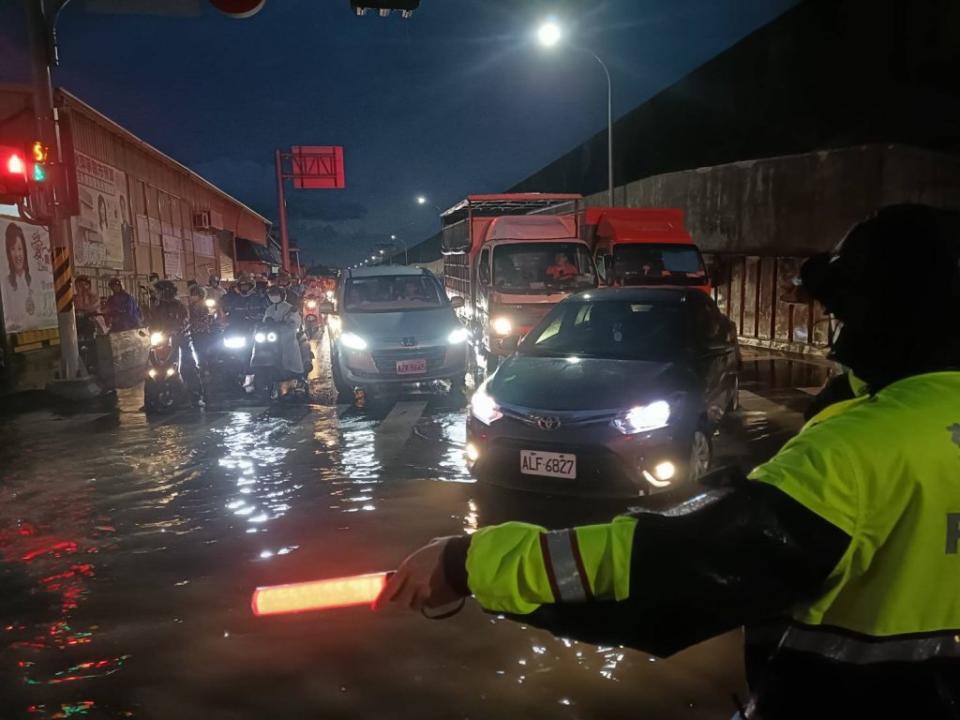 國道一號高架路段水流漫延至中正路與高速一、二街路段，汽機車行經淹水地區一度拋錨造成壅塞。(讀者提供)