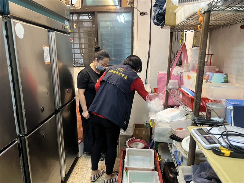 中市食安處前往拉亞漢堡店跟秋原海苔飯捲店稽查，揪出多項缺失，責令業者停業直到改善為止。(圖／翻攝畫面)