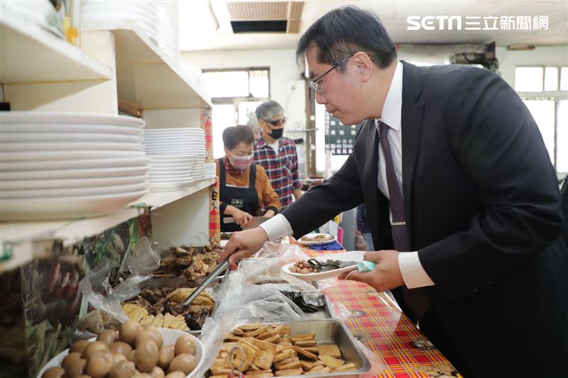 黃偉哲今日特地前往啞吧麵店用餐，品嚐經典乾麵跟滷味。（圖／南市府提供）