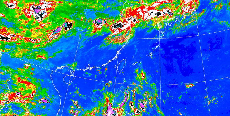 今天（9日）各地為晴到多雲，10縣市高溫特報，西半部地區及東半部山區有午後雷陣雨。（圖取自中央氣象署網站）