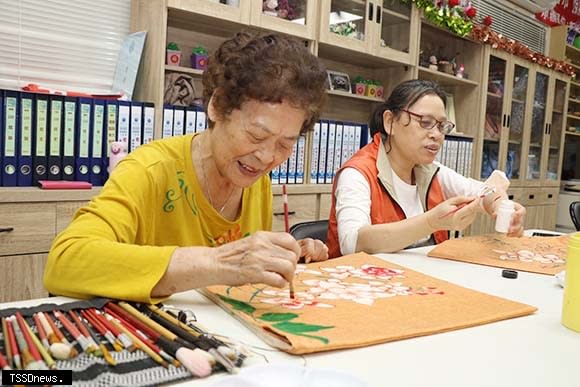 建德社區壯世代婦女學習青花瓷。（圖／新北社會局提供）