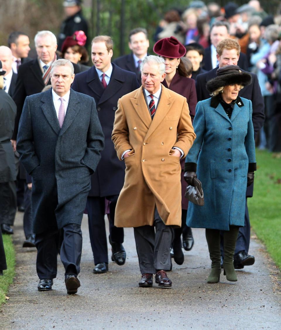 El príncipe Andrew, duque de York, el príncipe William, duque de Cambridge, el príncipe Carlos, príncipe de Gales, Catherine, duquesa de Cambridge, Camilla, duquesa de Cornualles y el príncipe Harry caminan hacia la iglesia de Sandringham para la tradicional ceremonia del día de Navidad en Sandringham el 25 de diciembre de 2011 (Getty Images)
