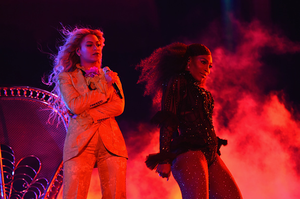 Los roles se intercambiaron. Beyoncé muy vestidita con chaqueta y pantalón y la tenista en un leotardo se remeneó al son de “Sorry”.