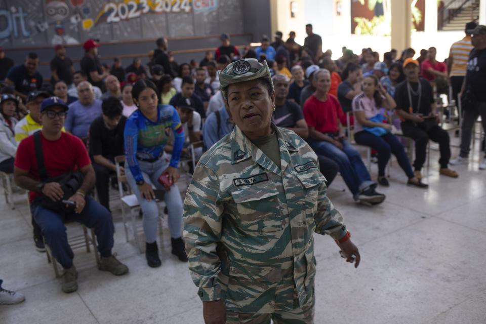 Una unidad de la milicia progubernamental hace guardia en un centro de votación durante un ensayo para las elecciones presidenciales del 28 de julio, en Caracas, Venezuela, el domingo 30 de junio de 2024. (Foto AP/Cristian Hernández Fortune)