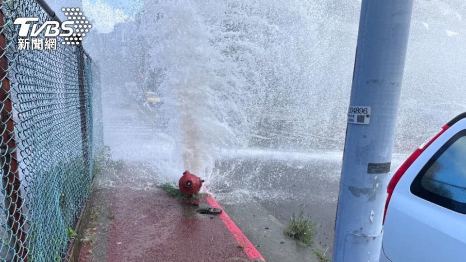 消防栓被撞斷，警方到場聯繫北水處先行關閉水源。（圖／TVBS）