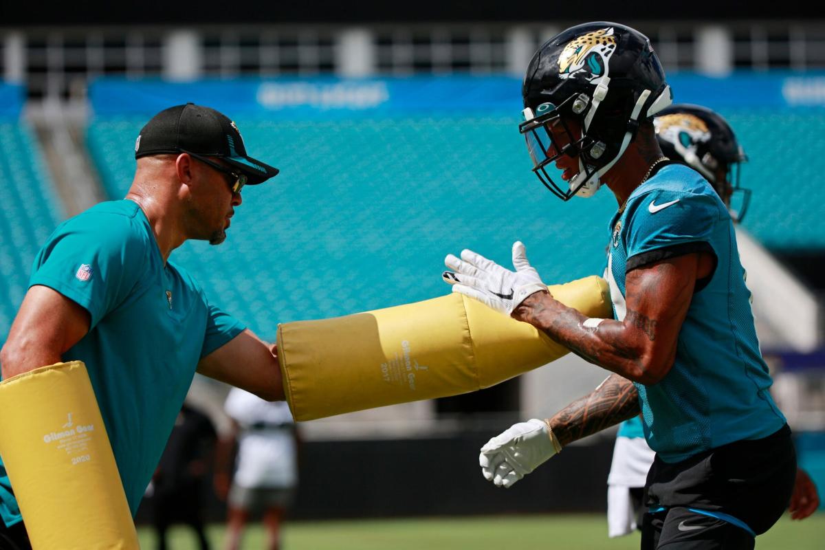 Jaguars WR coach Chris Jackson denies reports linking him to Texas