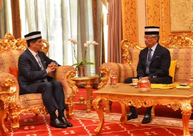 Datuk Seri Mohamed Azmin Ali in a meeting with Yang di-Pertuan Agong Sultan Abdullah Ri’ayatuddin Al-Mustafa Billah Shah at Istana Negara June 17, 2019. — Picture via Twitter/Mohamed Azmin Ali