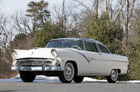 <p>Le style des Ford de grande taille a fait un nouveau bond en avant en 1955. Les voitures étaient encore plus attrayantes visuellement que trois ans auparavant, et presque méconnaissables par rapport à celles vendues à la fin de la décennie précédente. La version la plus haut de gamme a été la première Ford à s'appeler <strong>Fairlane, </strong>et elle était disponible avec six styles de carrosserie différents.</p><p>Sur le plan mécanique, peu de choses ont changé. Le six cylindres en ligne Mileage Maker et le V8 Y-Block sont toujours proposés, bien que ce dernier soit désormais disponible avec des cylindrées de <strong>4,5 </strong>et <strong>4,8 litres</strong>.</p><p>(<strong>PHOTO </strong>: Fairline Crown Victoria)</p>