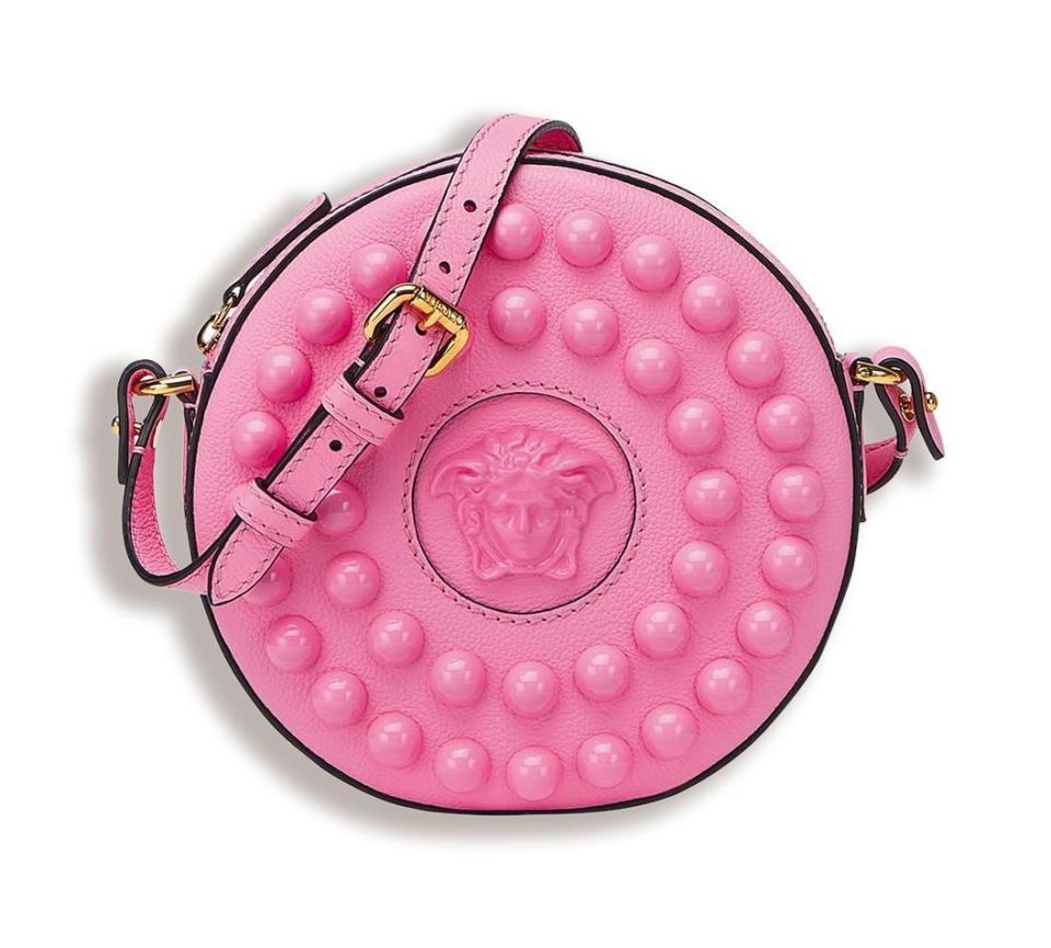 La Medusa粉色圓形相機包。價格店洽（VERSACE提供）