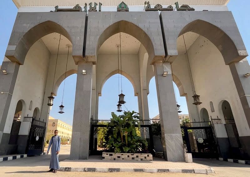 Mamadou Safaiou Barry, a Guinean student, cycles across Africa for a spot in a top Islamic university