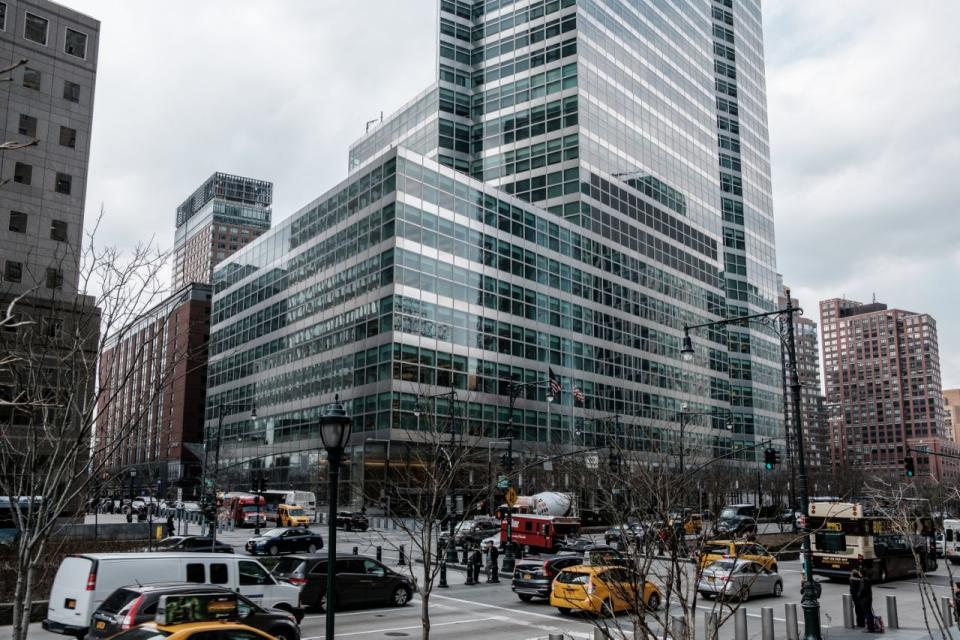 Vehículos circulando frente a la sede en Nueva York de Goldman Sachs Group Inc., en Estados Unidos, el jueves 12 de abril de 2018. (Foto: Christopher Lee/Bloomberg)