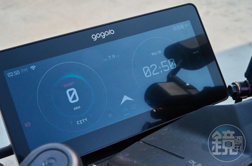 iQ Touch HD 數位儀表提供完整即時的車輛狀態數據。10.25 吋的全景高清觸控螢幕整合即時騎乘數據、地圖導航與即時路況、GoStation 電池交換站地圖等資訊。