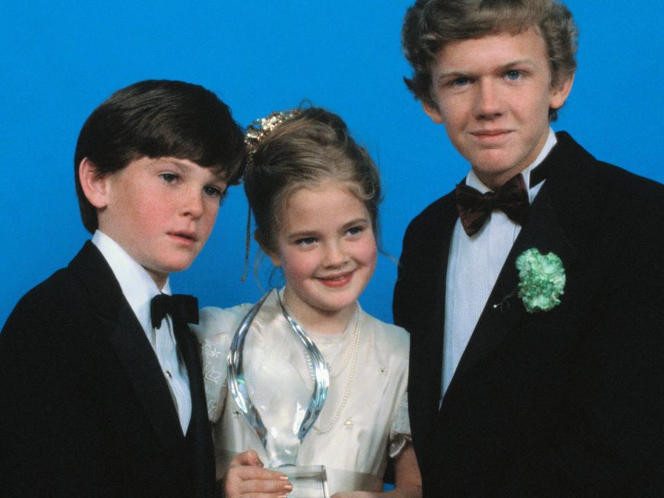 Henry Thomas, Drew Barrymore, Robert MacNaughton holding a People's Choice Award