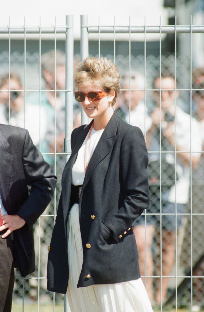 <p>A relaxed Diana wore an oversized blazer to watch the British Grand Prix in July 1994.<br></p>