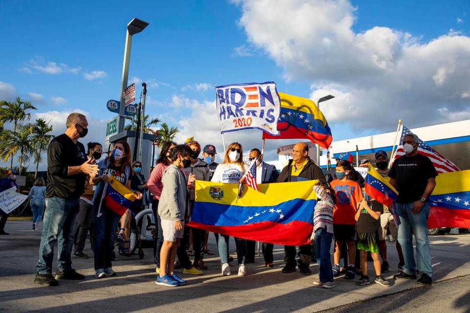 Venezolanoestadounidenses celebrando la aprobación del estatus de protección temporal para más de 300,000 ciudadanos venezolanos que viven en Estados Unidos en Doral, la Florida, el martes 9 de marzo de 2021. El gobierno de Biden cumplió una promesa de campaña, concediendo TPS, el estatus de protección temporal con derecho a trabajo, a todos los exiliados venezolanos que huyeron del régimen de Nicolás Maduro.