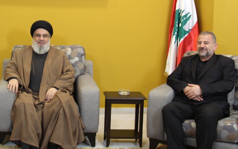 Esta fotografía de archivo proporcionada por la oficina de medios de Hezbollah el 2 de septiembre de 2023 muestra al secretario general del grupo chiita libanés, Hassan Nasrallah, durante una reunión con el subjefe del movimiento palestino Hamas, Saleh al-Aruri, en un lugar no revelado del Líbano.