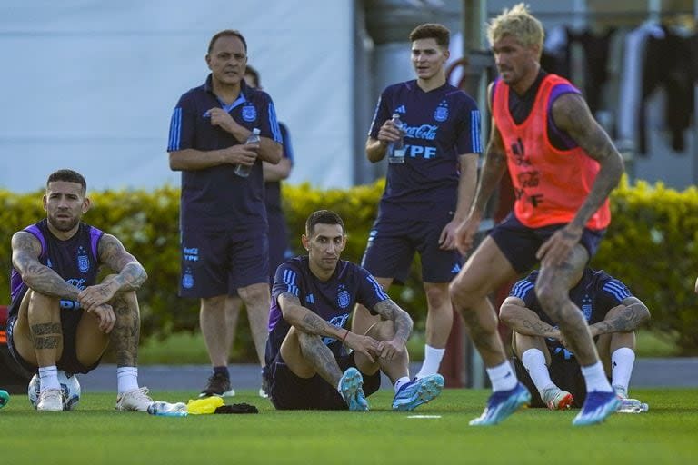 Rodrigo De Paul en pleno movimiento de ensayo y Nicolás Otamendi, Ángel Di María y Julián Álvarez en un alto en una práctica de la selección argentina en Ezeiza; la imagen reúne a varios protagonistas de bajos rendimientos frente a Uruguay.