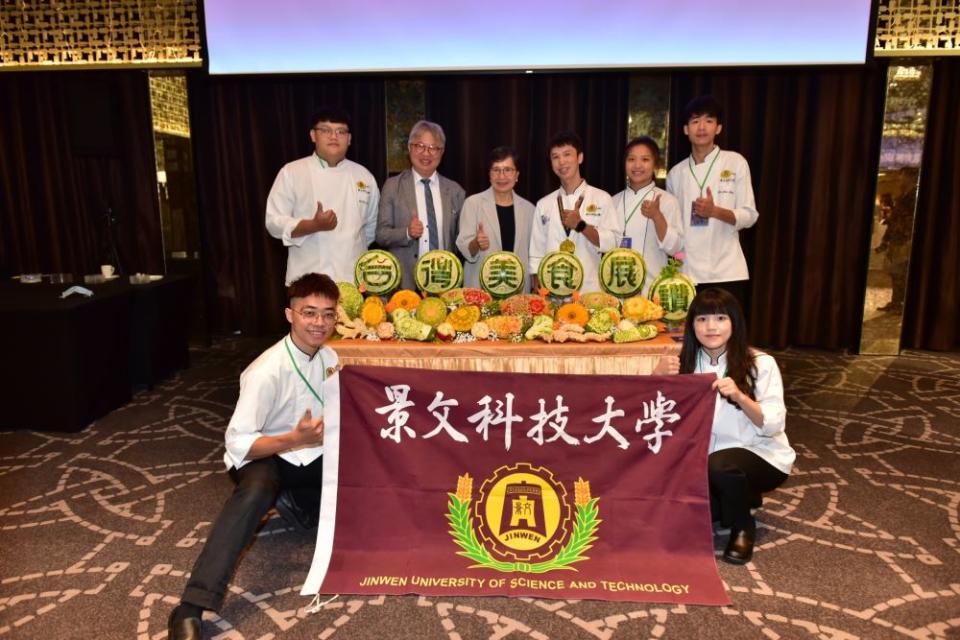 ▲藝鳴驚人蔬果雕刻大師高世達老師及學生們(台灣觀光協會提供)