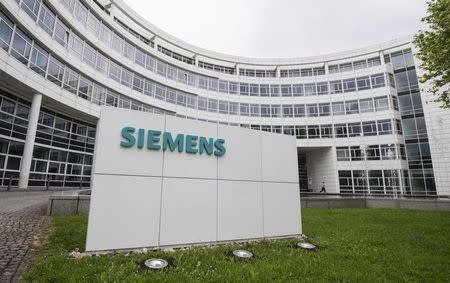 A Siemens logo is pictured on an office building of Siemens AG in Munich May 30, 2014. REUTERS/Lukas Barth