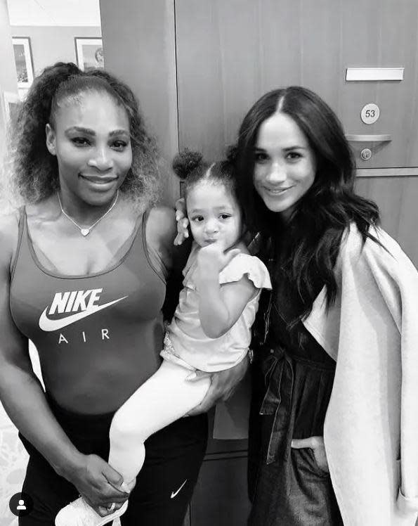 梅根（右）首集節目邀來好友小威廉絲（左），聊女性議題。（翻攝Serena Williams IG）