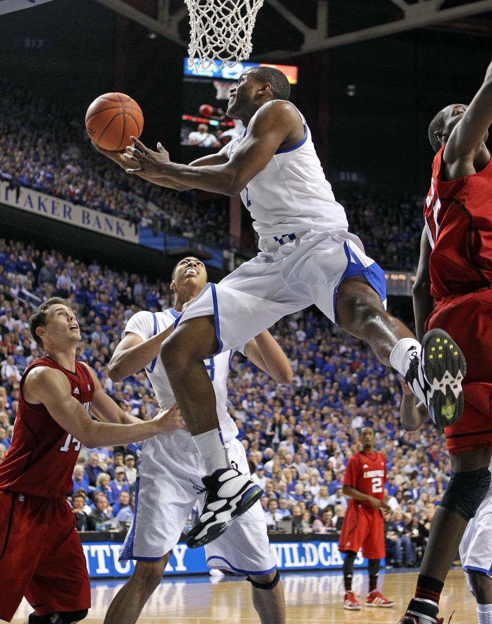 LEXINGTON, KY - DECEMBER 31: Darius Miller#1 of the Kentucky Wildcats shoots the ball during 69-62 win over the Louisville Cardinals at Rupp Arena on December 31, 2011 in Lexington, Kentucky. (Photo by Andy Lyons/Getty Images)