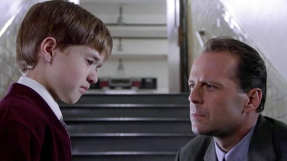 布魯斯威利（右）在《靈異第六感》飾演心理治療師，與飾演小男孩的海利喬奧斯蒙有不少對手戲。（翻攝自Variety.com）