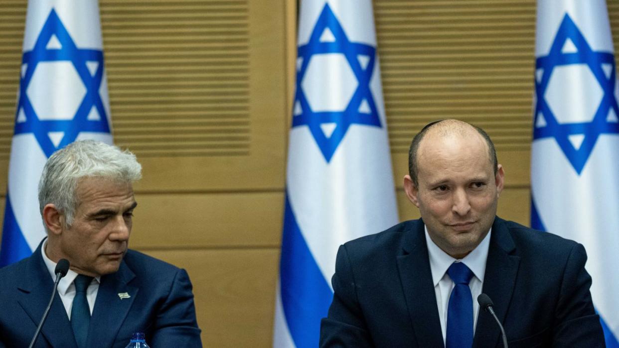 Naftali Bennett (r) und Jair Lapid während der ersten Kabinettssitzung der neuen Regierung.