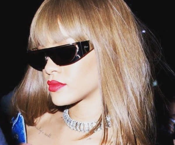 Rihanna en blonde et avec une frange