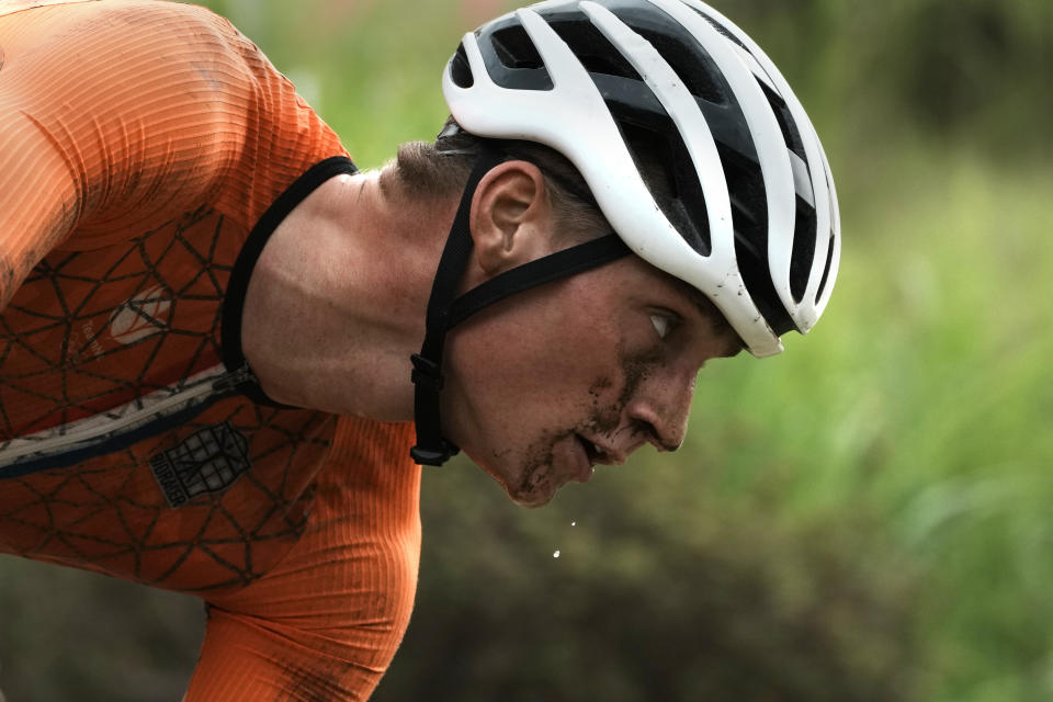 Mathieu van der Poel, de los Países Bajos, compite durante la competencia masculina de ciclismo en los Juegos Olímpicos de Tokio 2020. (Foto: AP/Thibault Camus)