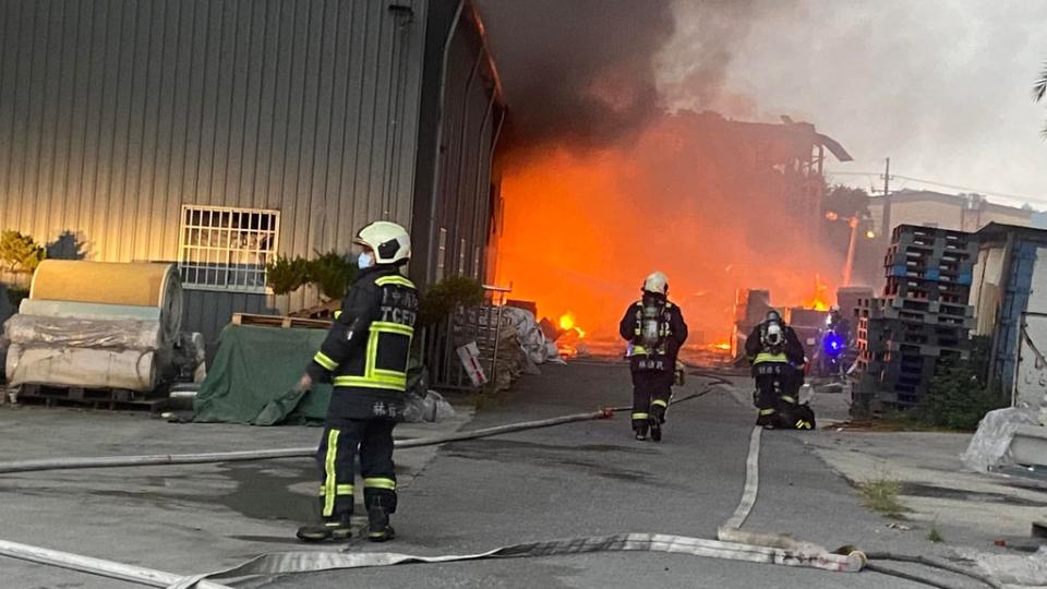 彰化工廠爆炸警消到場救援。（取自林世明 facebook）