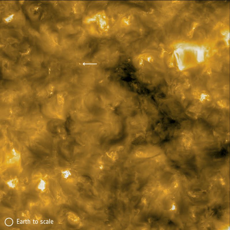 Foto de alta resolución del Sol desde el Extreme Ultraviolet Imager (EUI) tomada con el telescopio HRIEUV en la nave espacial Solar Orbiter de la NASA / ESA tomada el 30 de mayo de 2020 y lanzada por la ESA el 16 de julio de 2020. El círculo en la parte inferior la esquina izquierda indica el tamaño de la Tierra para la escala. La flecha apunta a una de las características de la superficie solar, llamada "fogatas"