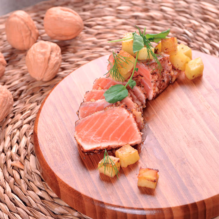 Tataki de salmón y nueces a la vainilla con toque de lima